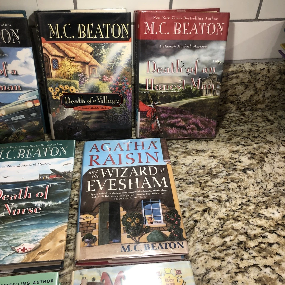 Lot 10 M.C. Beaton Mysteries HC Harnish Macbeth & More Foto 3 de 4