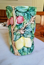 Ceramica di Bassano  - Vaso italiano barbotine con motivo a frutta.