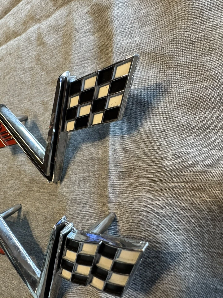 NUEVO - CHEVROLET IMPALA SS 1967 EMBLEMA V8 DELANTERO FABRICANTE ORIGINAL CHEVY '67 Foto 3 de 4