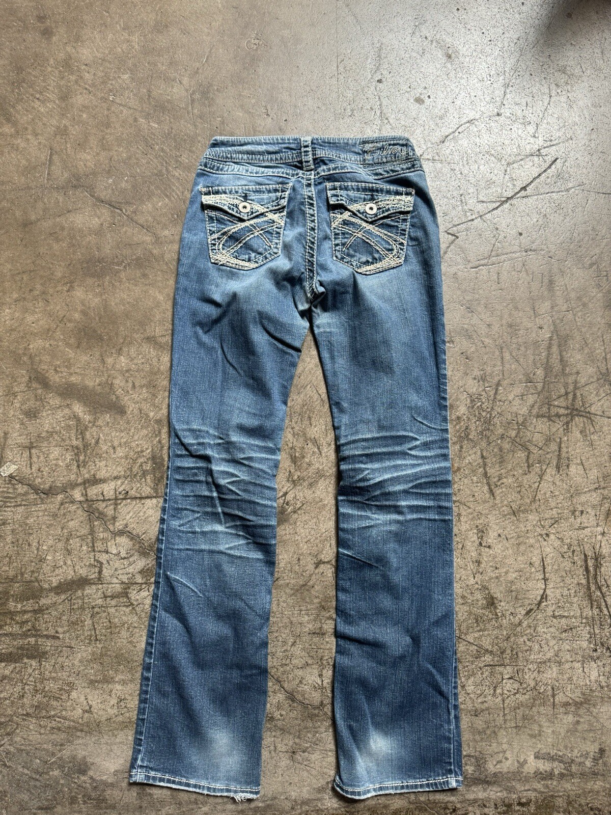 Silver Suki Mid Rise Slim Bootcut Jeans Size 29x33 Dark Wash Distressed with Flap Pockets