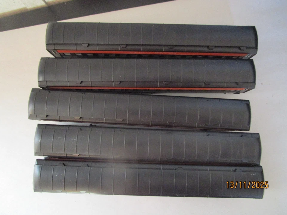 Juego de 5 vagones de pasajeros New Haven negro y naranja Athearn, HO Foto 2 de 4