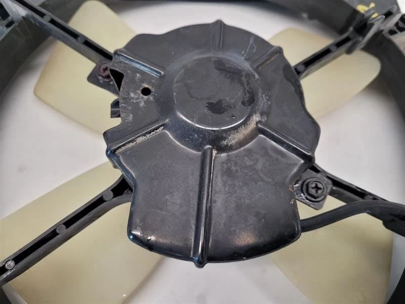 Conjunto de ventilador de radiador de pasajero derecho Toyota Camry 97-99 4 cilindros Foto 4 de 4