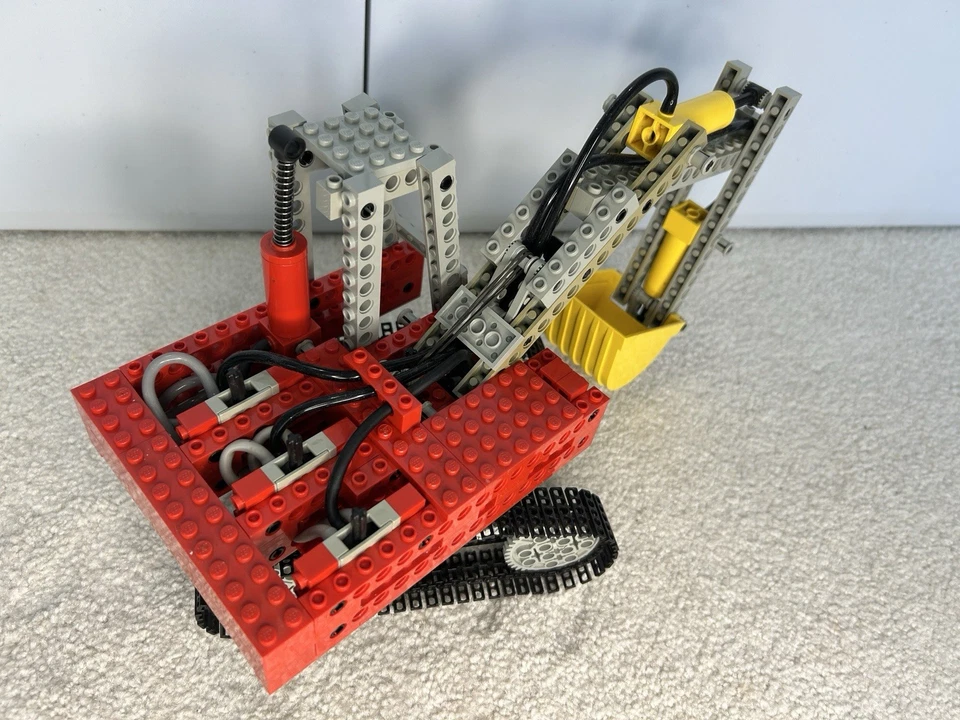 LEGO Technic 8851 Excavator, photo 4 of 5