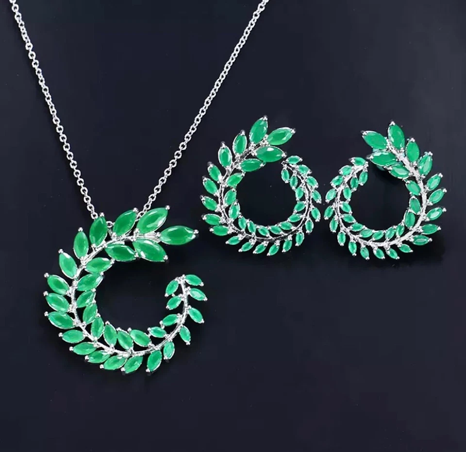 Juego de aretes collar enchapados en oro blanco de 18 quilates hechos con piedra verde cristal de Swarovski Foto 2 de 4