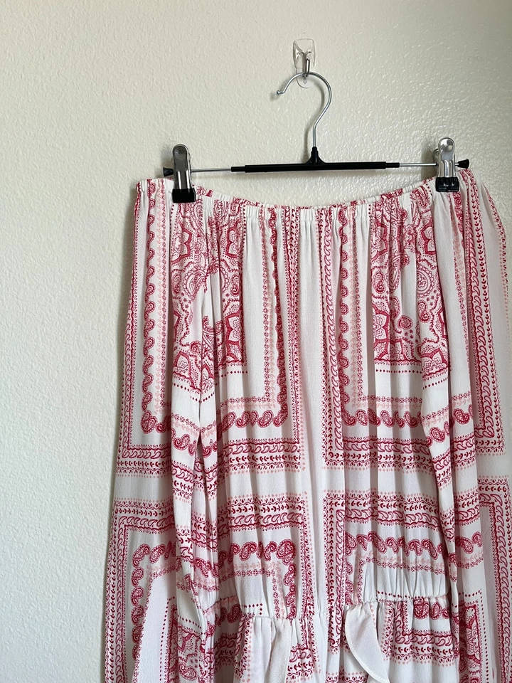 Mameluco con hombros descubiertos Lovers + Friends Paisley Carmella en blanco/rojo talla XS Foto 2 de 4