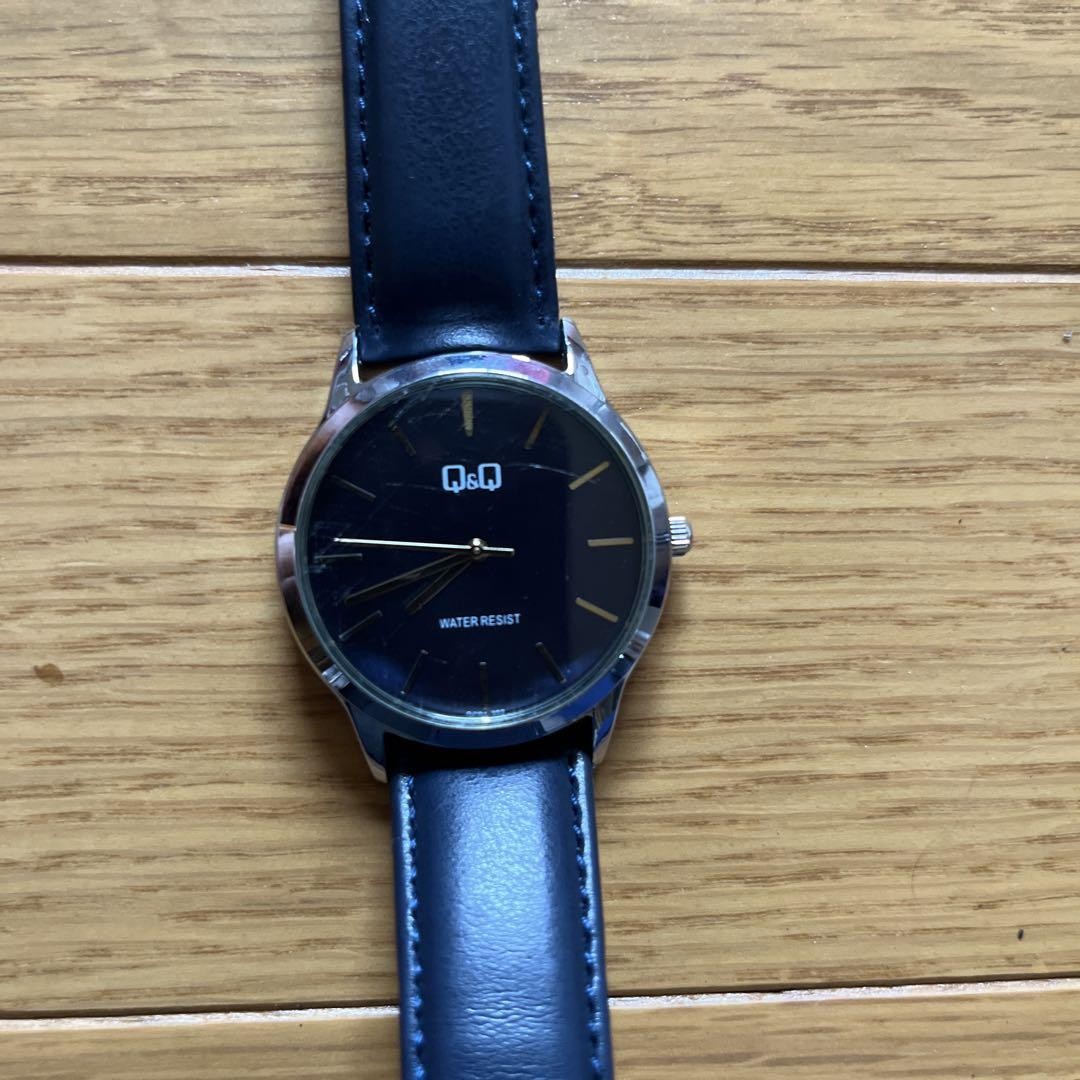 Stylish and Durable Wristwatch for Men and Women-image