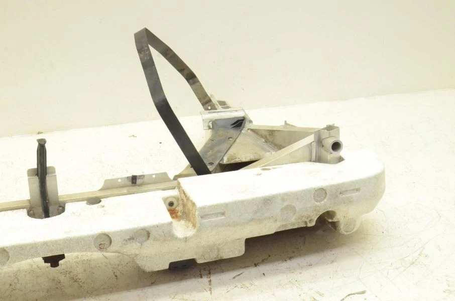 Chevrolet Corvette C4 1996 barra de refuerzo de parachoques trasero de 5,7 L con amortiguador Foto 4 de 4