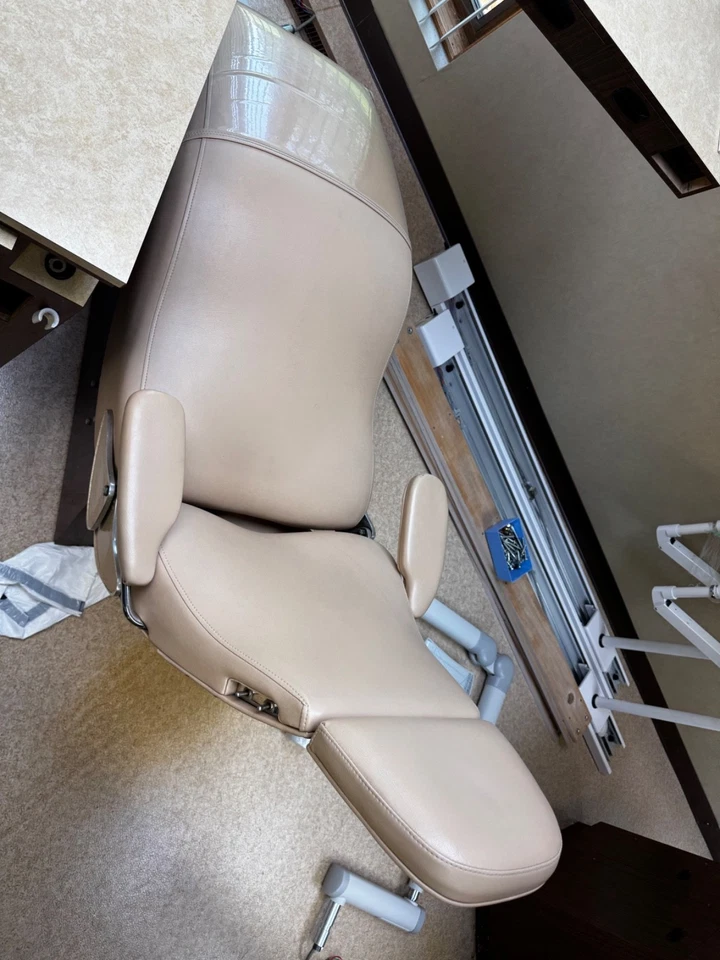 Cuatro sillas de ortodoncia y soportes para instrumentos Boyd Foto 3 de 4