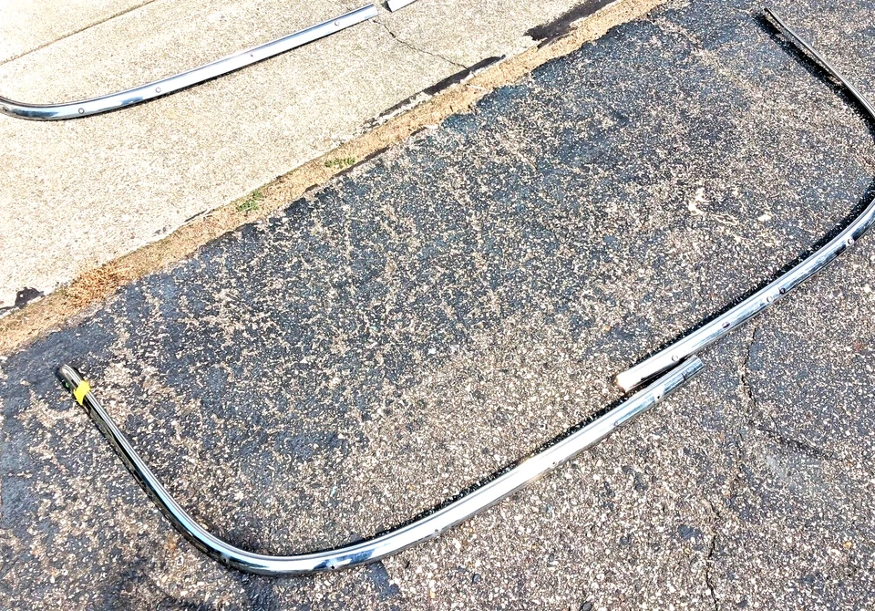 1955 Ford Sunliner Pinch Well Moulding Foto 2 de 4