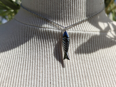 COLLIER ACIER INOXYDABLE  NEUF ARGENTÉ AVEC UN POISSON