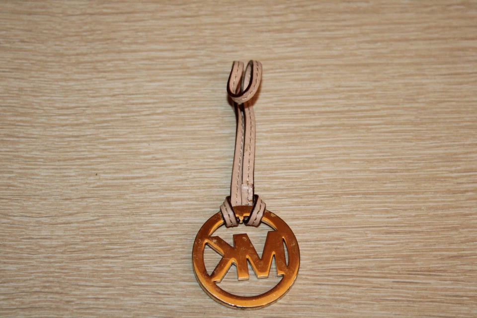 Cartera de repuesto de cuero tostado MICHAEL KORS logotipo llavero metal dorado MK encanto Foto 3 de 4