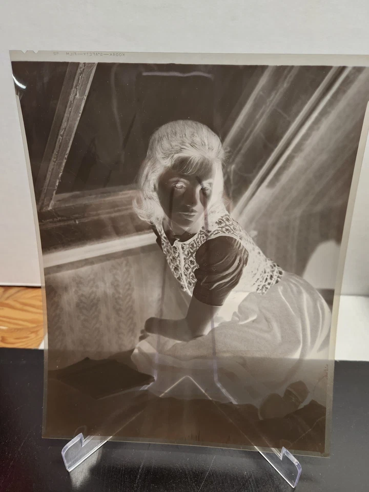 Negativo vintage de actriz en una escena de película Foto 4 de 4