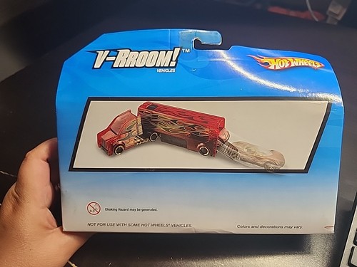New in Box Hot Wheels 2009 V-RROOM! Transport Truck Plus HW Vehicle - Picture 8 of 8