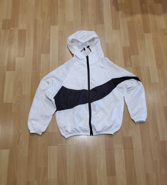 Chubasquero Nike niño blanco y negro NUEVO (1,60-1,65)