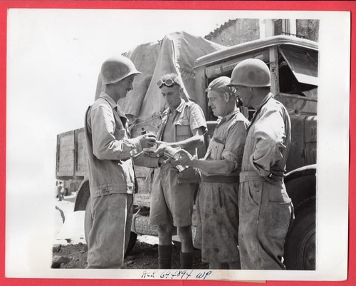 1943 Canadian and US Troops Exchange Food Nissoria Sicily Original News Photo