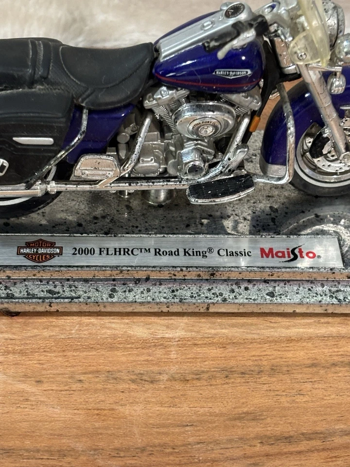 Harley Davidson 2000 Road King 1:18 Scale Diecast Motorcycle by Maisto - Blue - Image 3 of 4
