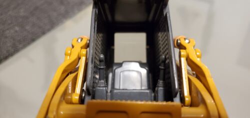 ERTL Case 90XT Diecast Skid Steer loader 1/16 Scale - Picture 7 of 10