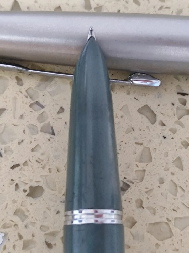 Pluma Estilográfica Parker 51 Gris/Verde Tapa de Acero y Nip Foto 3 de 4