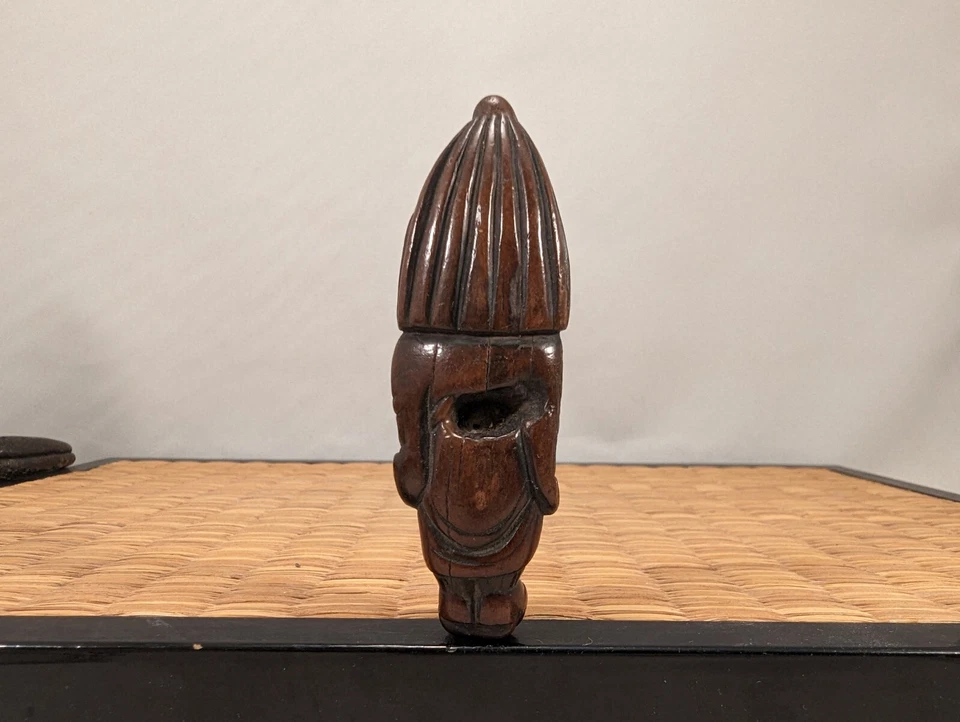 Antiguo ladrón de aceite japonés Netsuke de madera sosteniendo linterna y paraguas Japón Foto 4 de 4