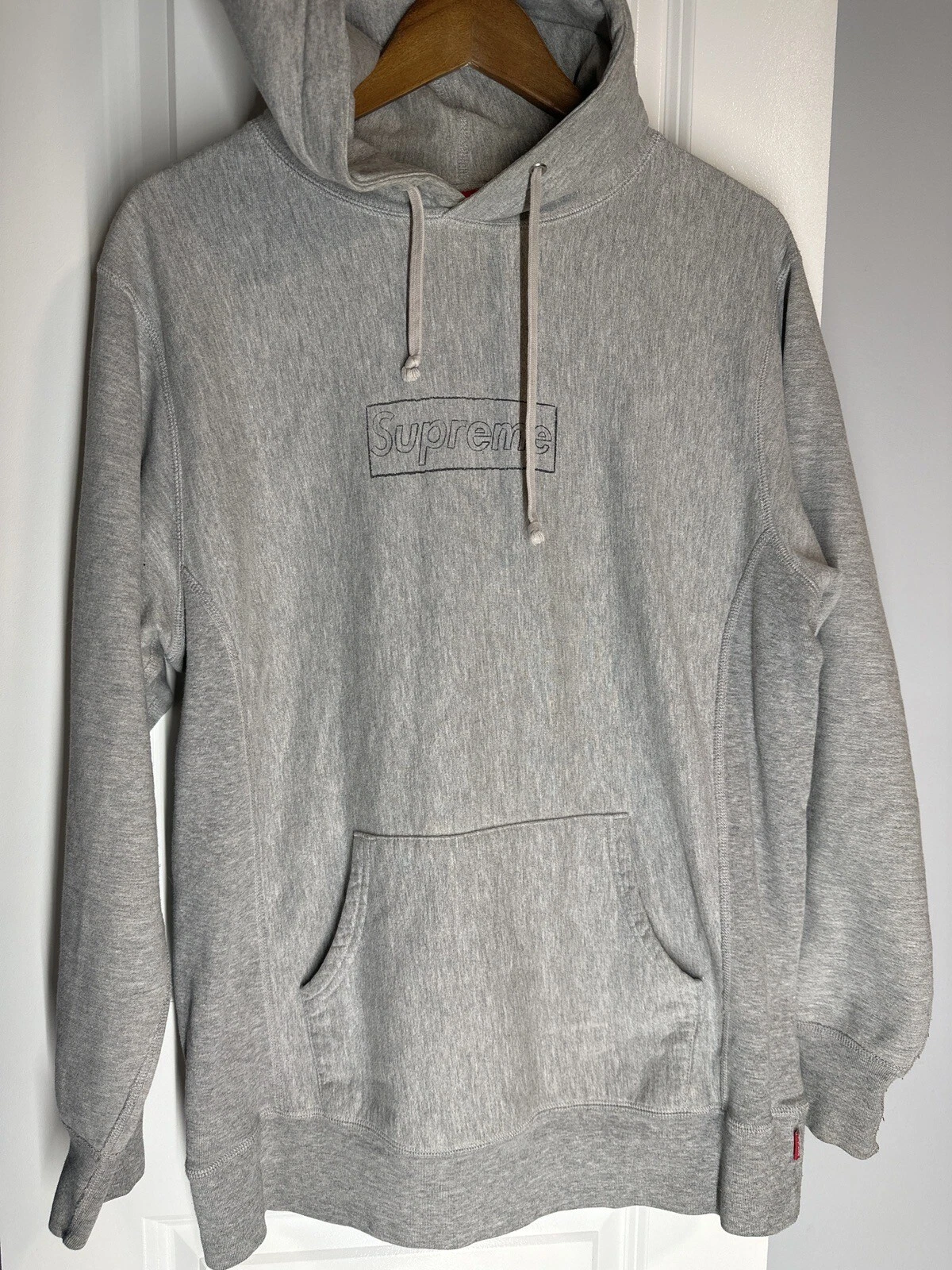 Sweat à capuche logo boîte Supreme Kaws gris noir