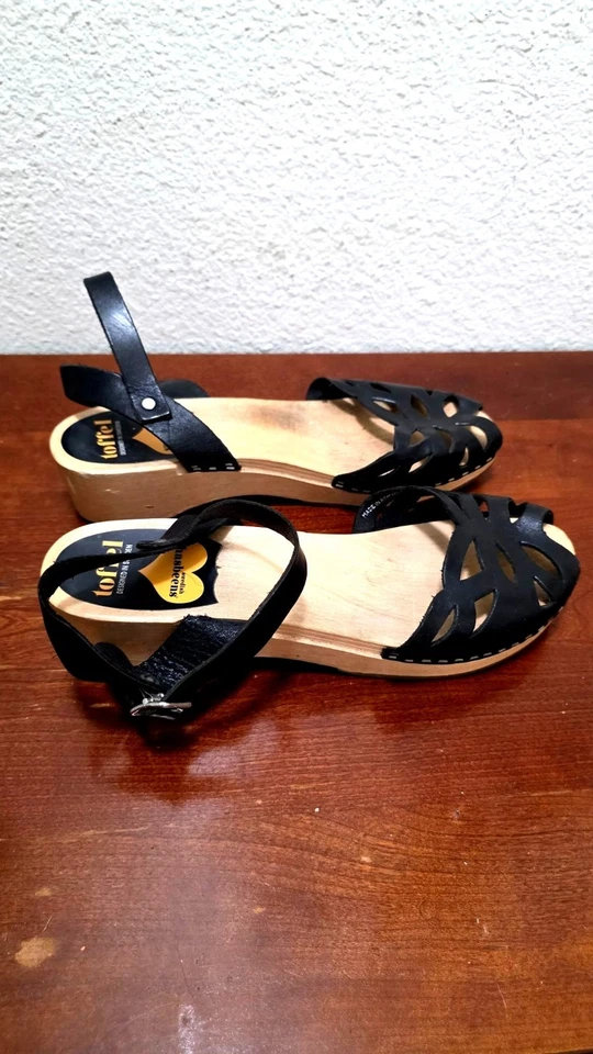 Sandalias suecas Hasbeens para mujer de cuero negro con plataforma y tobillo de madera Foto 3 de 4