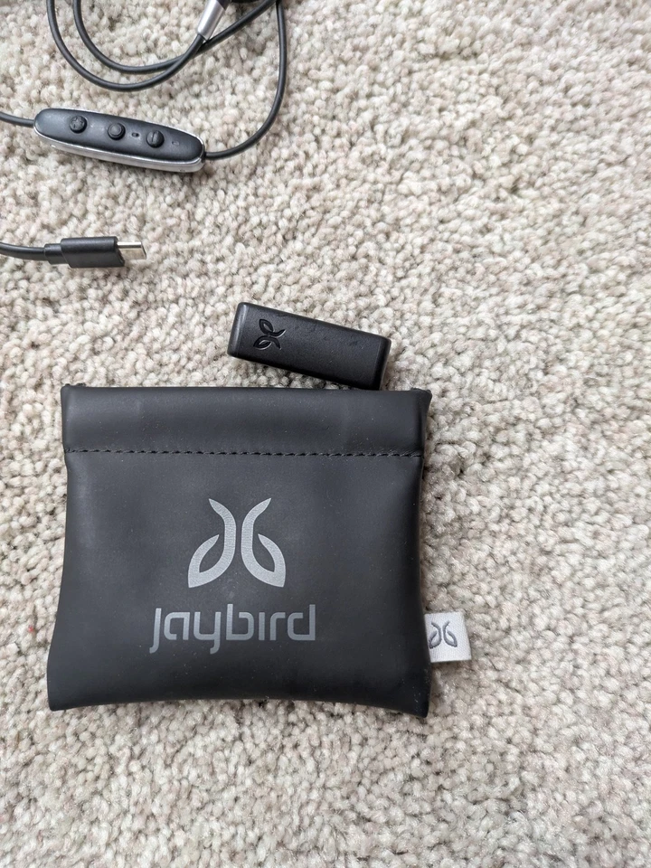 Auriculares deportivos inalámbricos Jaybird Bluetooth negros con estuche de cable con clip de carga Foto 2 de 4