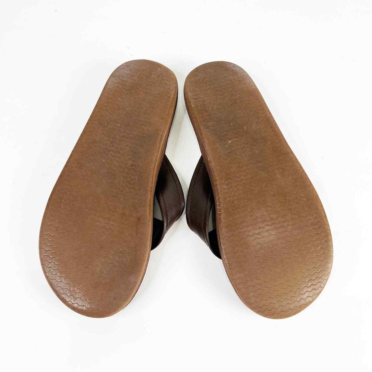 Vineyard Vines mens brown leather sandals flip flops Size 7 Vineyard Vines Brown Leather Flip Flops MEN 8... | Depop main image 2