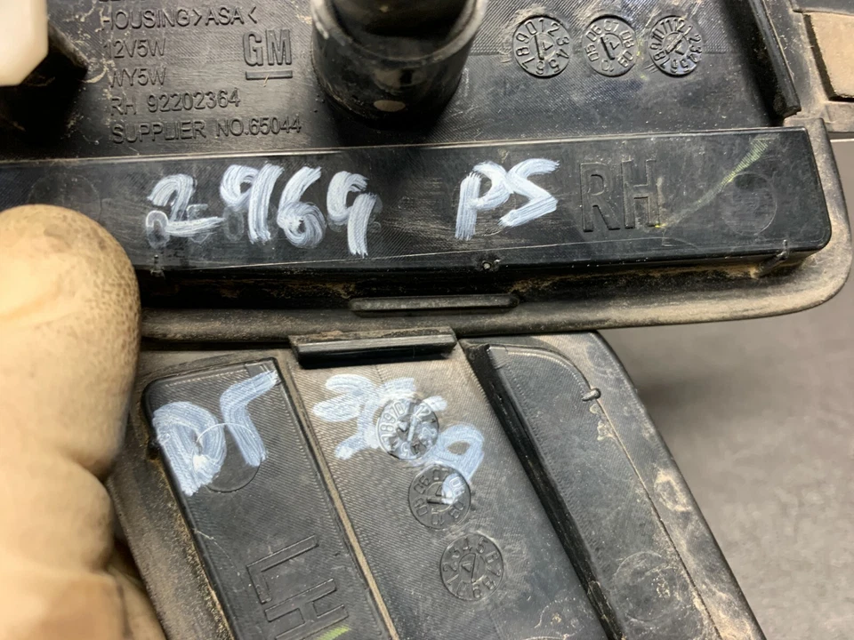 Pontiac G8 GT 2009 OEM guardabarros luces de señalización laterales conductor pasajero Foto 4 de 4