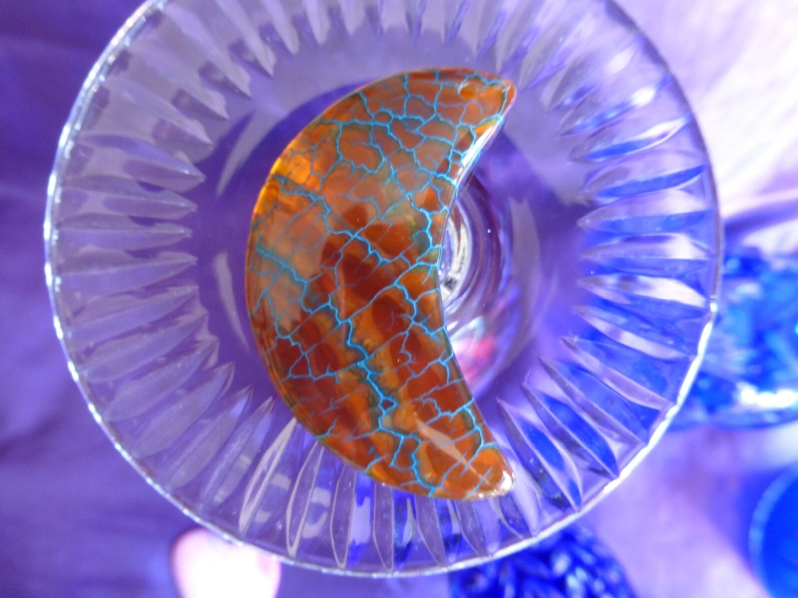 Pendentif lune en agate orange et bleu pour harmoniser vos tenues