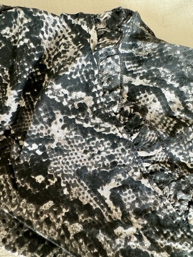 Jessica Simpson Damen Medium Schlangenleder Bluse Rüschen 100 % Modal & Krawattenausschnitt Neu ohne Etikett - Bild 12 von 12