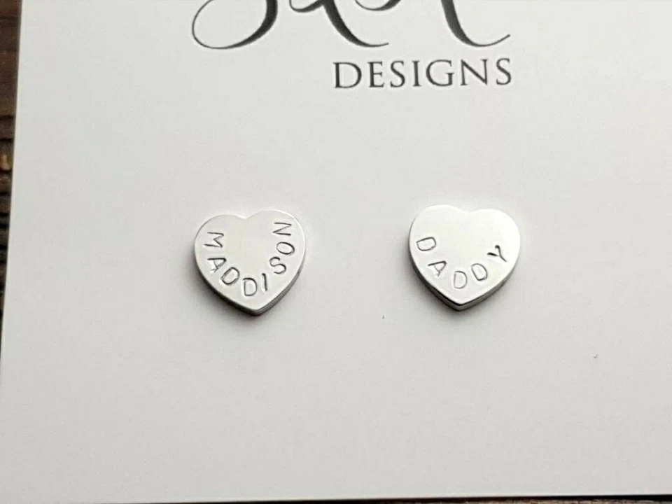 Aretes Corazón Personalizados, Nombre Estampado a Mano, Palabra o Iniciales, 10mm Foto 2 de 4