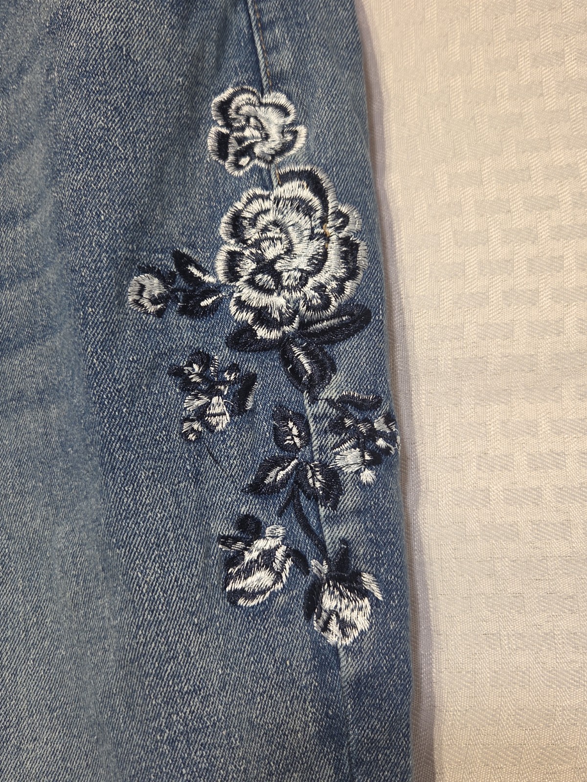 JustFashionNow Women’s Embroidered Jeans Size L 32” Waist Floral Denim Straight