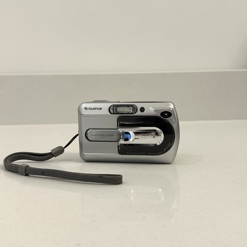 FUJIFILM FINEPIX A330 - 3.2MP Compact Digital CAMERA - UNTESTED