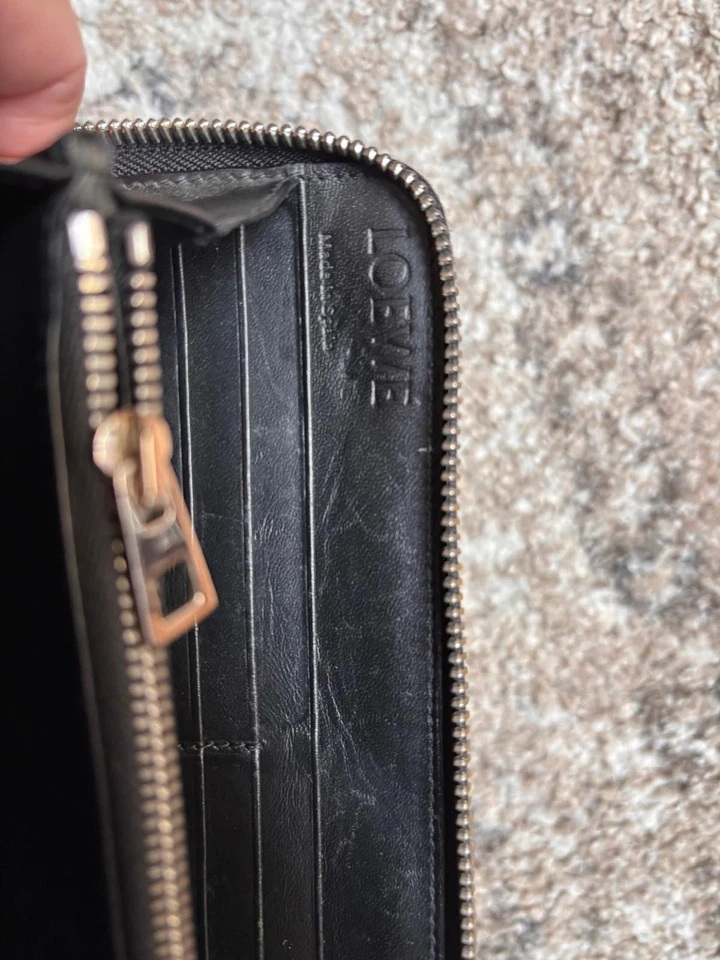 Cartera LOEWE Logo Anagrama Repetición Cremallera Larga Cuero Repujado Negra - RARA Foto 3 de 4