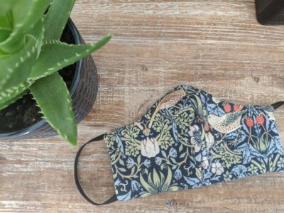 William Morris inspirierte Erdbeerdieb handgefertigte Damen Gesichtsmaske mit Filter