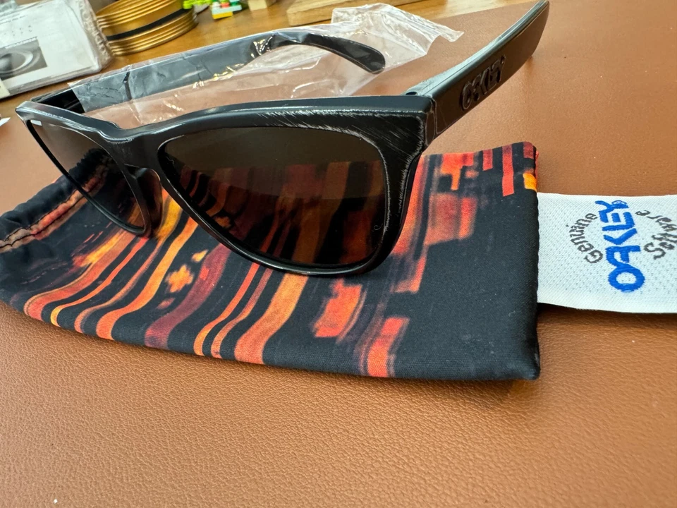 Oakley Frogskins Nuevo de Lote Antiguo - Varios Colores/Lentes, la mayoría Nuevo en Caja + Sin Usar Foto 2 de 4