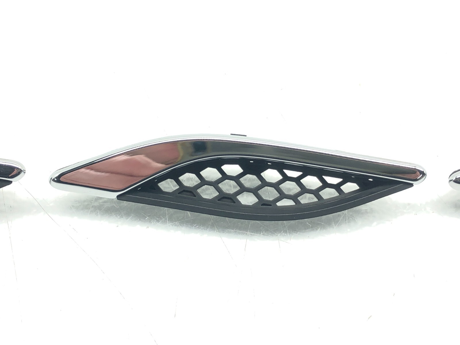2014-2019 MASERATI GHIBLI S RIGHT PASSENGER FRONT FENDER VENT GRILL TRIM X3 OEM.
