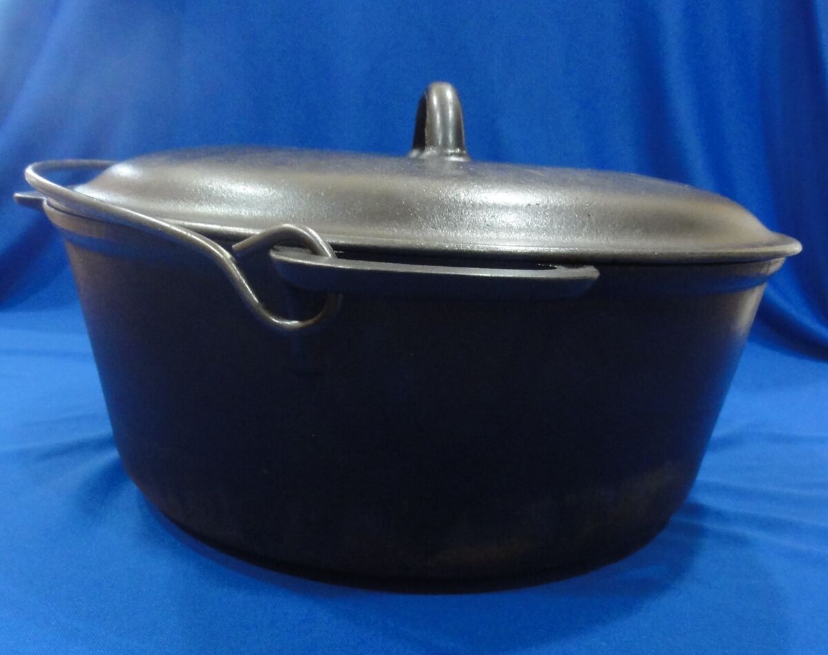 VINTAGE VOLLRATH (UNMARKED) CAST IRON DUTCH OVEN NO.8 VINTAGE VOLLRATH (UNMARKED) CAST IRON DUTCH OVEN NO.8