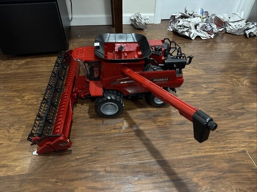 Tomy Case IH Axial Flow 8240 Combine Harvester 1:16 Big Red Farm Series - Picture 9 of 9