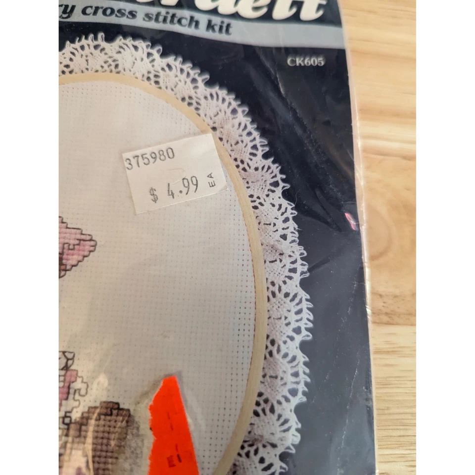 Kit de ponto cruz Dale Burdett pensamentos doces CK605 1980s capô menina oval - Imagem 3 de 4