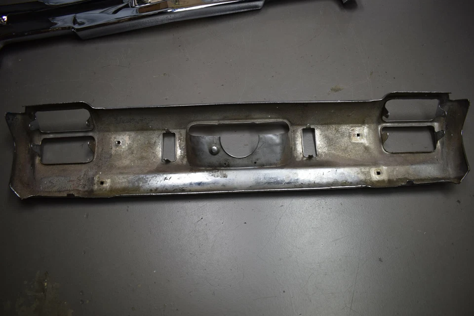 PARAGOLPES TRASERO ANTIGUO CUTLASS CROMADO FÁBRICA FABRICANTE ORIGINAL 1971-1972 Foto 4 de 4