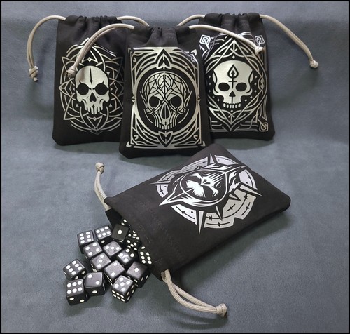 BELLISSIME BORSE ARTIGIANALI TEMA TESCHIO, MONETE, DADI, DND, 6"X5" ULTRASUEDE - Foto 1 di 9