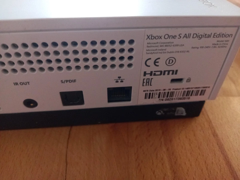 Microsoft Xbox One S All-Digital Edition, photo 2 sur 3