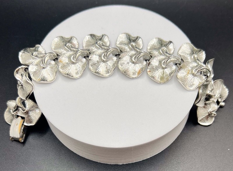 Vintage LISNER Rhodium Plated Link Bracelet Lily Pad Motif 7.25”
