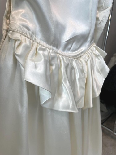 Vintage 40s Satin Long Sleeve Ivory Wedding Gown, 40s Classic Lace Old Hollywood - Picture 6 of 11