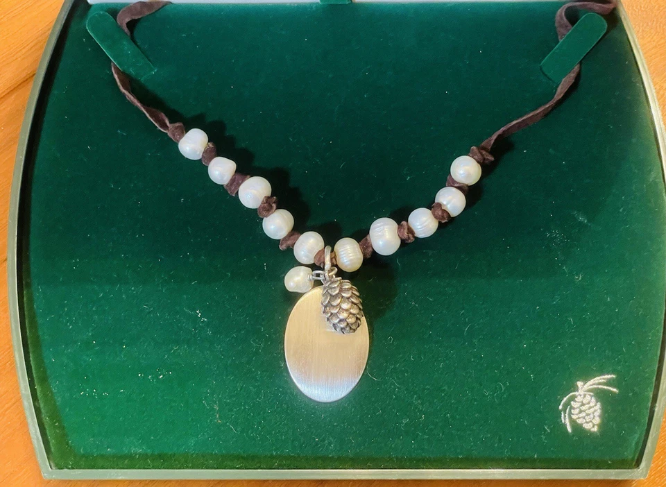 DIJE PIÑA PLATA CIELO GRANDE CON COLLAR DE CUERO MARRÓN Y PERLAS Foto 2 de 3