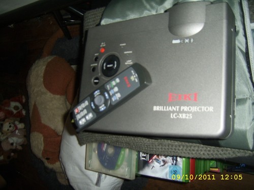 Beamer Eiki Brilliant Projector LC XB25 mit Tasche und Fernbedienung - Bild 3 von 8