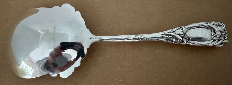 DURGIN 全新艺术纯银 8 7/8 英寸 LILY BERRY SPOON 状况完好! — 第 4/4 张图片