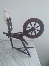rouet à filer Objet ancien, pas une antiquité, bien conservé  Un rouet ancien, f