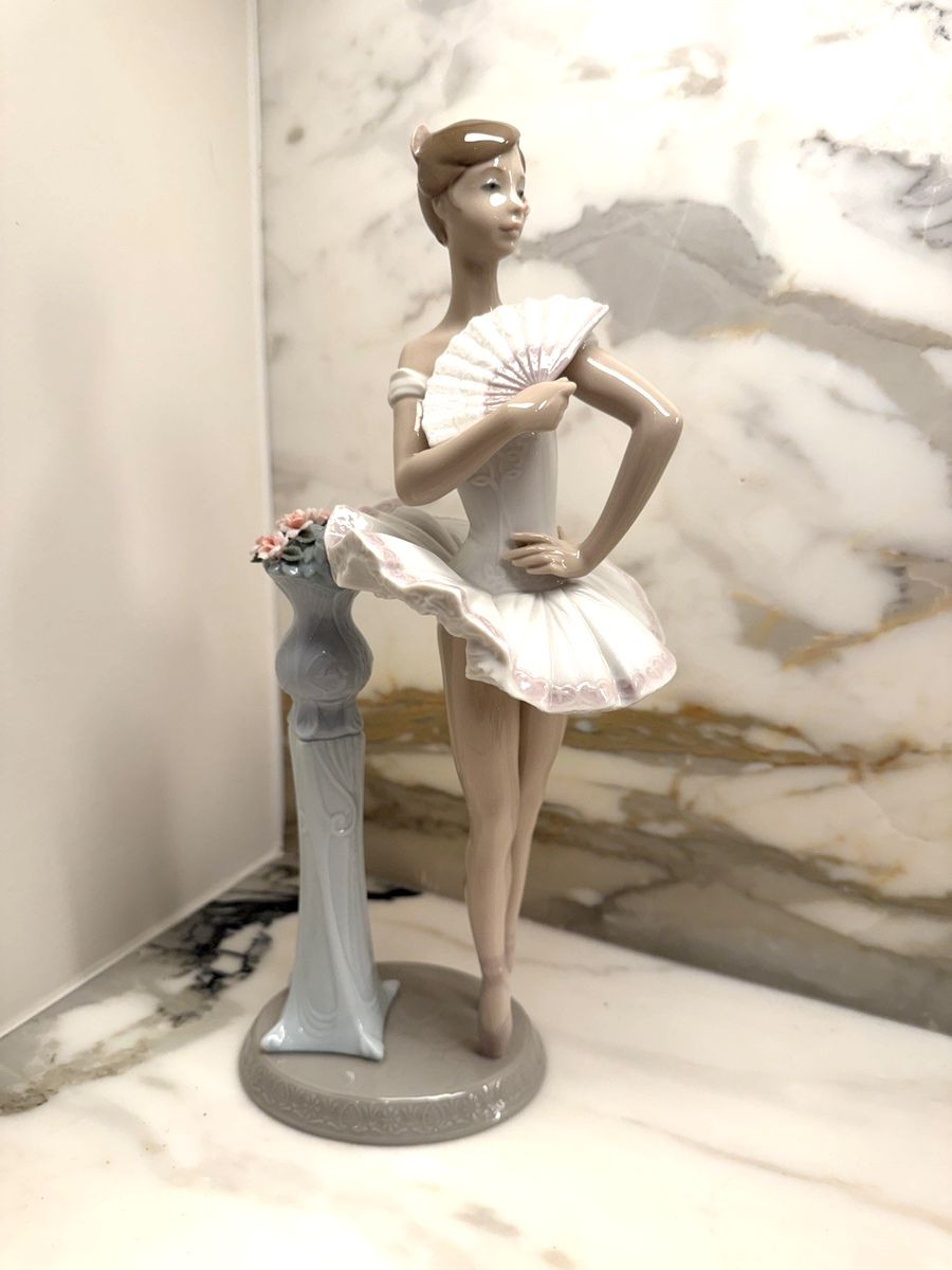 LLADRO バレリーナ Lladro #6371 En Pointe Ballerina Next to Pedestal Flower Vase